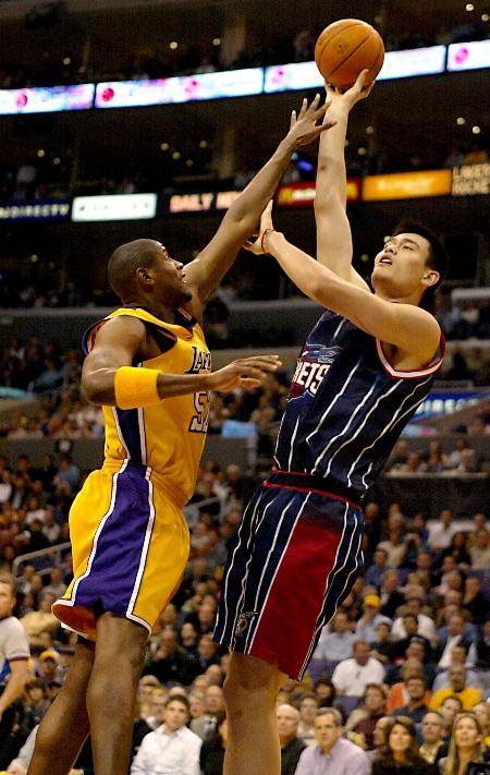 重庆球迷邀请“铁帅”李章洙吃火锅：李章洙很喜欢重庆的麻辣（重庆球迷邀“铁帅”李章洙品火锅，他坦言钟情山城麻辣）