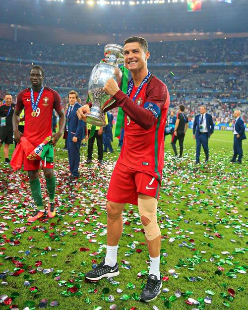 足球国足进攻体系被赞流畅度明显提升（国足进攻体系获好评，流畅度显著提升）