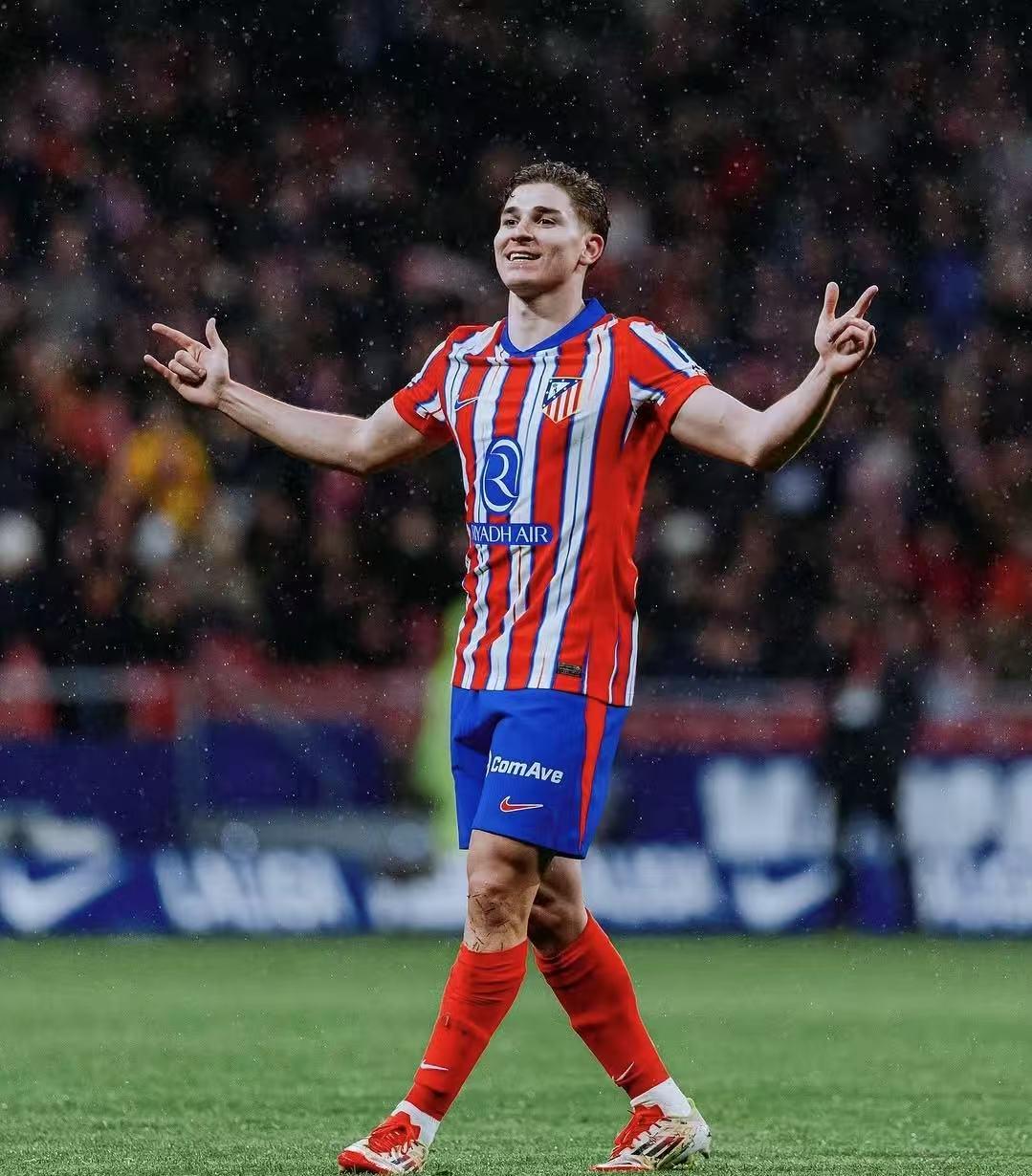 有些事情总要有人做，麦卡利斯特进球后“致敬”阿诺德（总有人要做这件事：麦卡利斯特破门后向阿诺德致意）