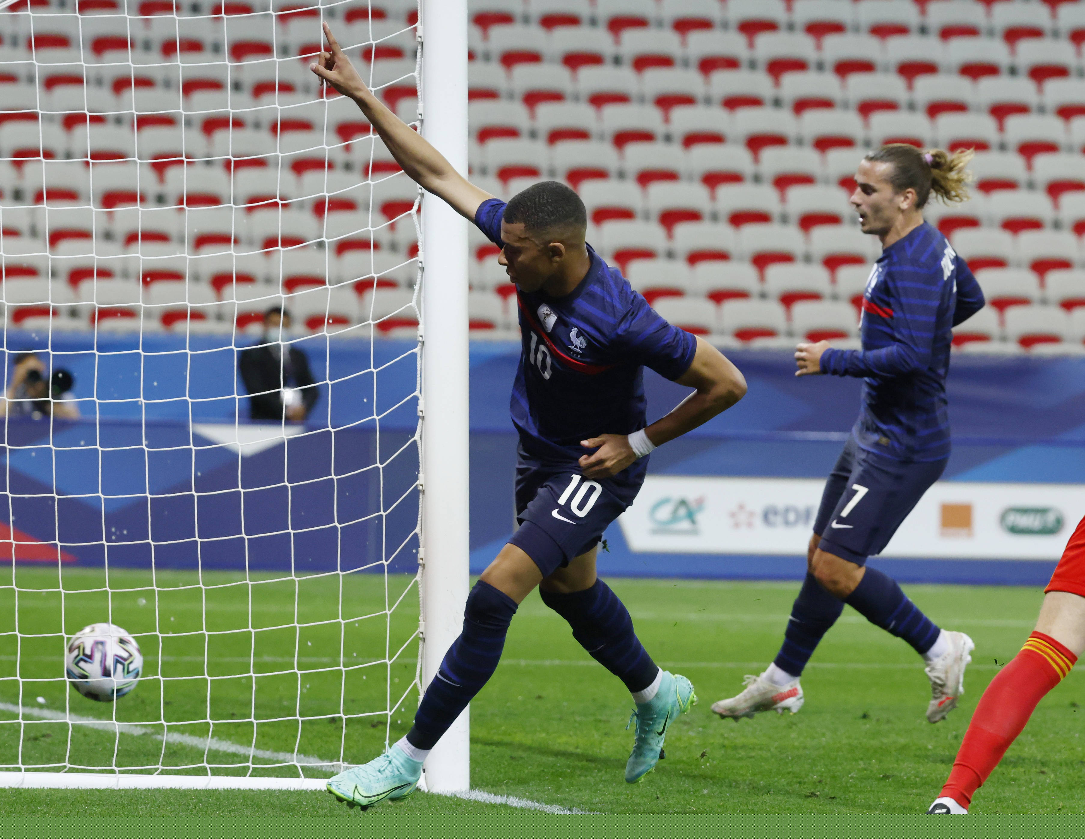 川普狂喜，乡下人乐队将在世界杯抽签仪式结束后表演《YMCA》（世界杯抽签结束后，乡下人乐队将表演《YMCA》，川普兴奋不已）