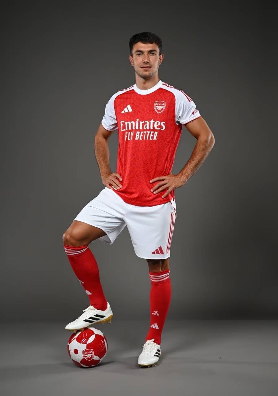 库库：家人支持谁？我说想要球票就得穿切尔西球衣（库库笑谈家人立场：想拿球票，先穿切尔西球衣）