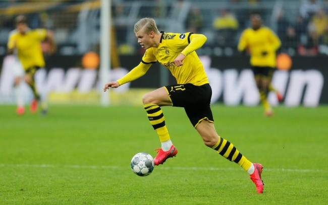 美媒：东契奇直接开着布加迪跑车来到今日与独行侠的比赛现场（美媒：东契奇驾布加迪亮相今日独行侠比赛现场）