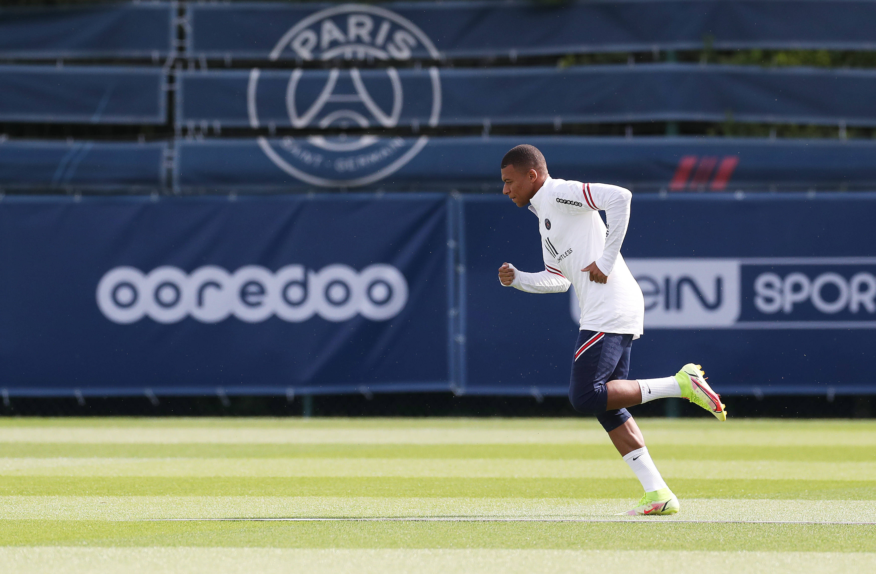 波兰主帅：要帮扎莱夫斯基找回状态；我觉得莱万还没决定未来（波兰主帅：将助扎莱夫斯基重拾状态；莱万未来仍未定案）