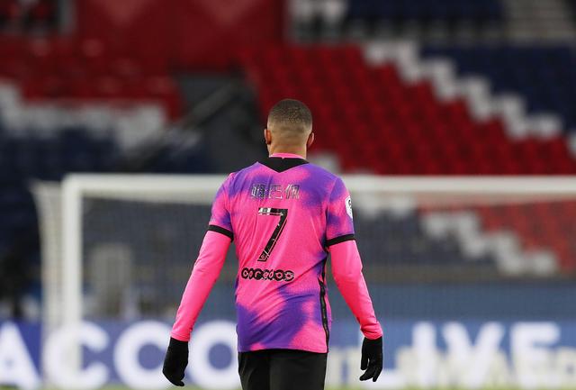 马竞表彰50年以上的老会员，球队主席塞雷佐出席并颁发纪念章（马竞为入会50年以上资深会员授勋，主席塞雷佐亲临颁发纪念章）