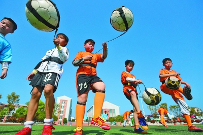 巴黎人报关注蓉城罚单：中国俱乐部因球迷种族歧视对方球员被罚6万欧（巴黎人报聚焦蓉城罚款：球迷种族歧视对手球员致中国俱乐部被罚6万欧元）