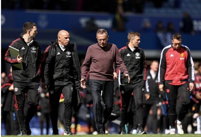 湖人浓眉哥篮下统治力助球队获胜（浓眉统治禁区，助湖人取胜）