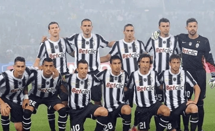 重庆球迷邀请“铁帅”李章洙吃火锅：李章洙很喜欢重庆的麻辣（重庆球迷邀“铁帅”李章洙品火锅，他坦言钟情山城麻辣）