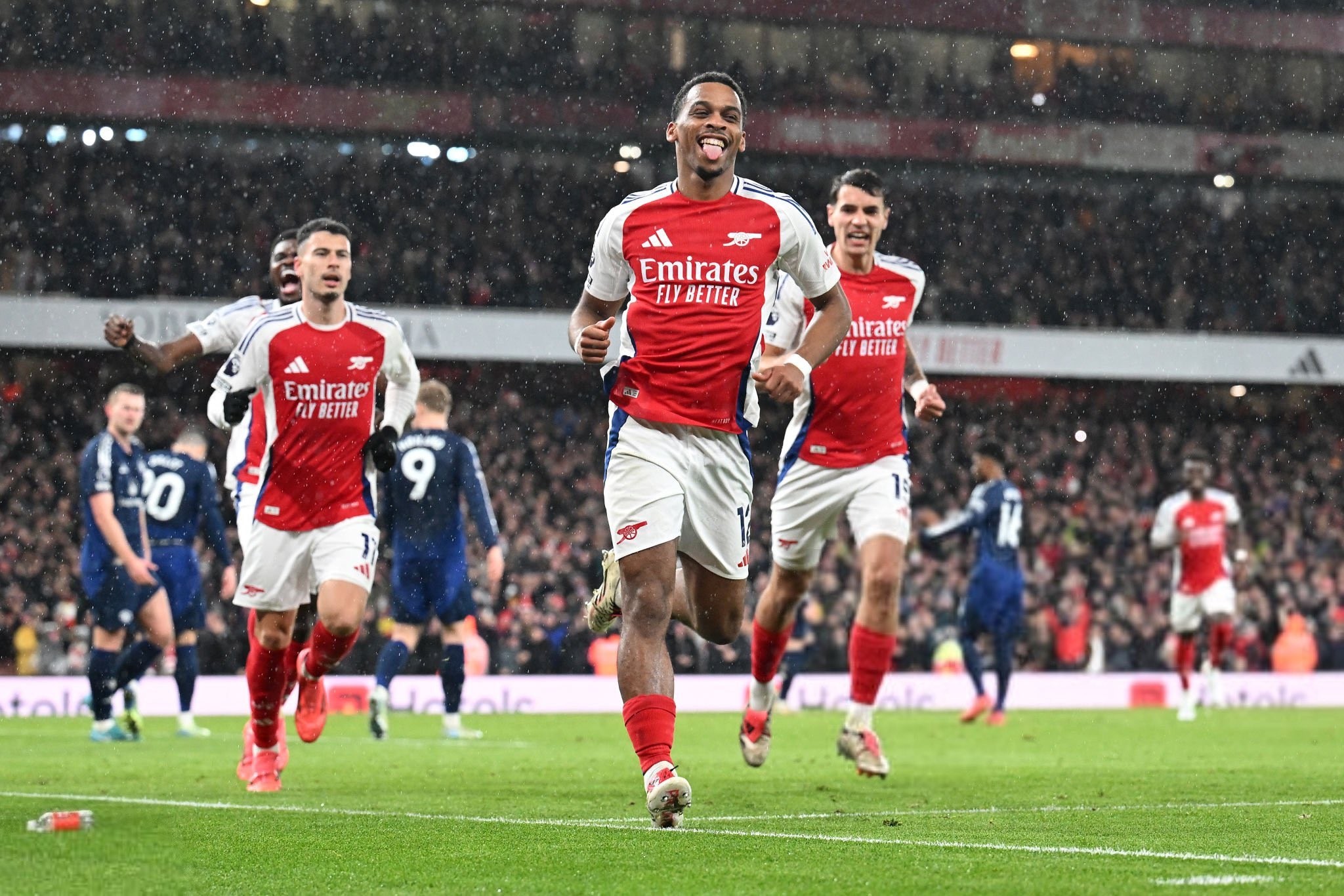 太阳报：利物浦旧将迪乌夫因拒付子女抚养费，正面临入狱风险（太阳报：前利物浦球员迪乌夫拒付子女抚养费，或面临入狱）