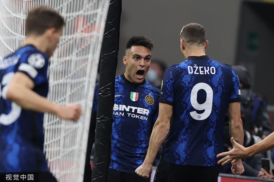 TA：阿莫林会坚持三后卫阵型，他认为这可以带领曼联重夺奖杯（TA：阿莫林将延续三中卫体系，坚信此举能助曼联再捧冠军）