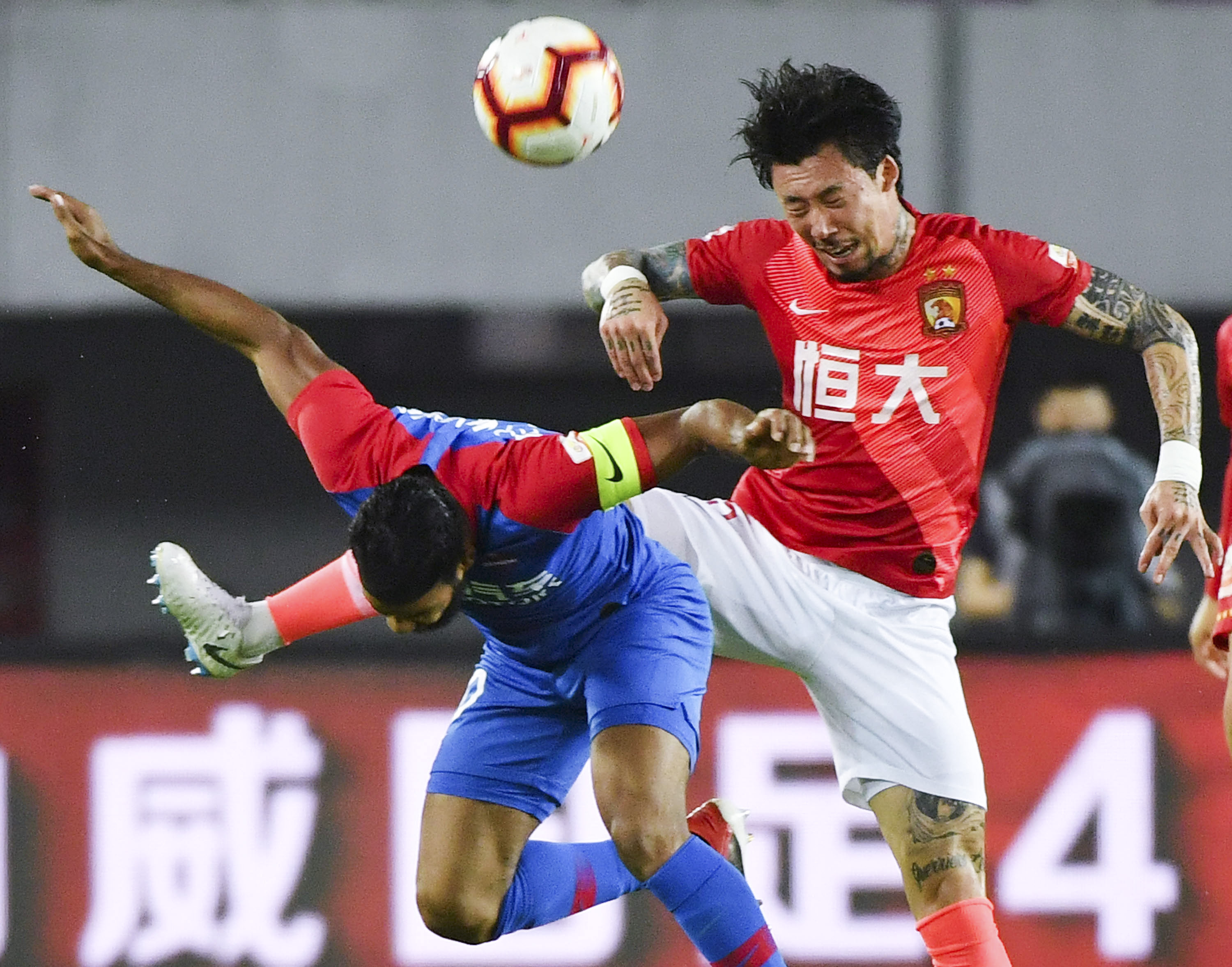 战皇马赛前阿诺德壁画被破坏，旁边写着“叛徒”和“再见”（战皇马前，阿诺德壁画被毁，旁留“叛徒”“再见”字样）